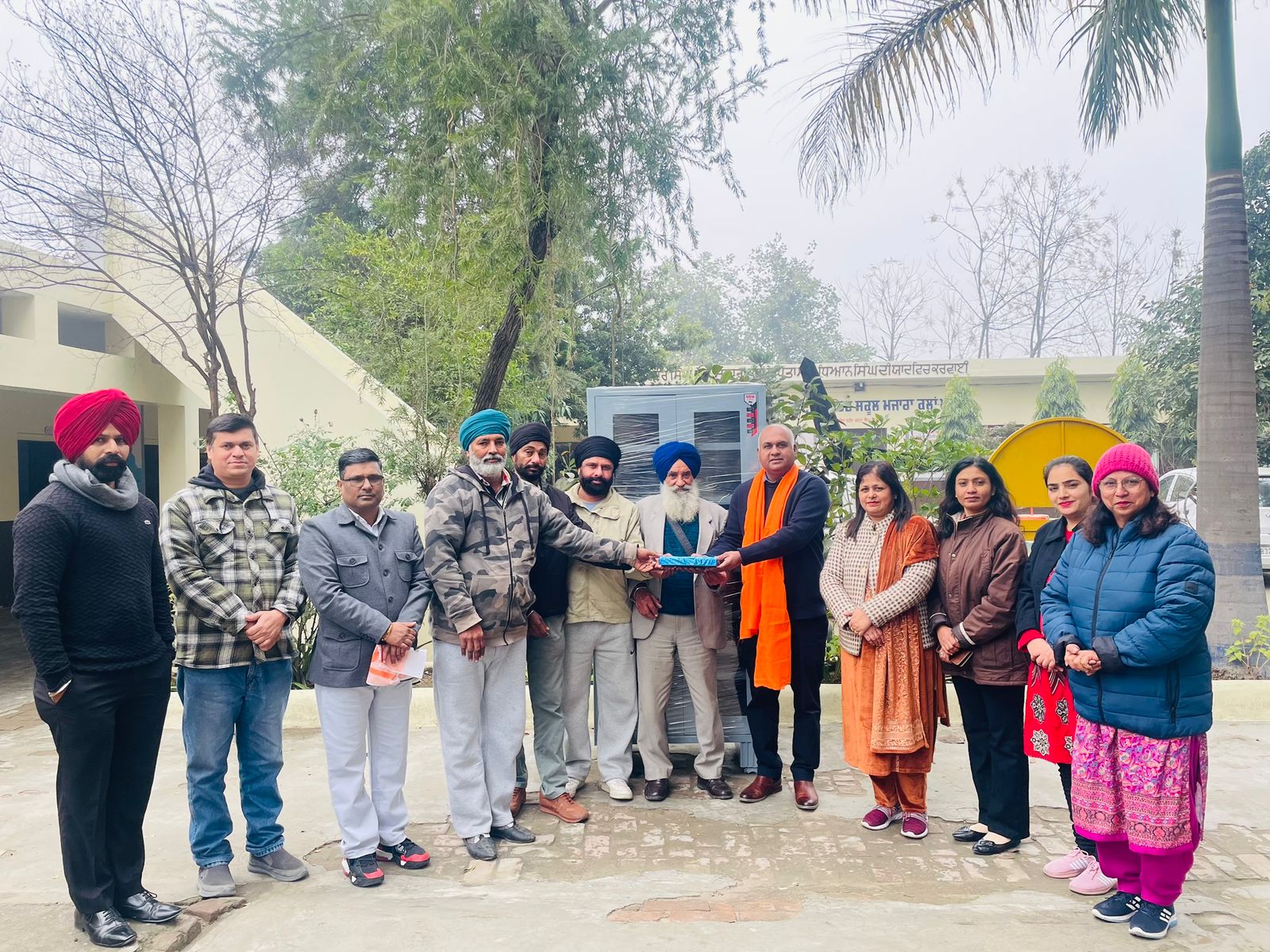 एनआरआई व्यक्ति ने मजारा कलां स्कूल को भेंट की अलमारी।